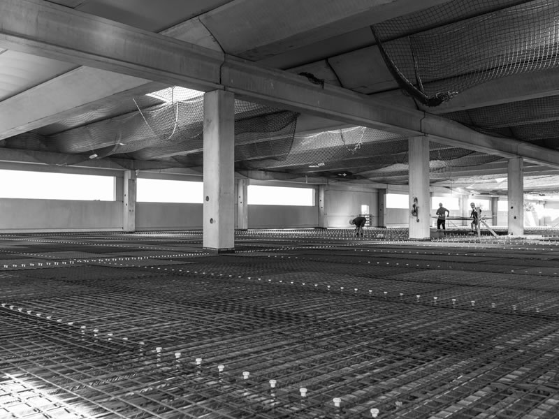 foto in bianco e nero realizzazione nuova pavimentazione per lavori di adeguamento sismico