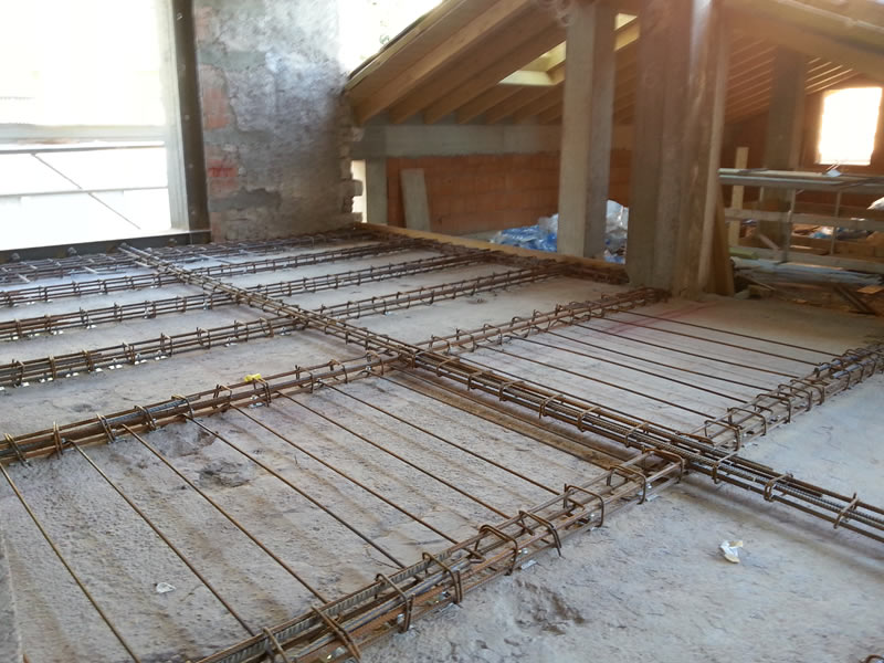 cantiere di deldossi, lavori su pavimento per adeguamento sismico