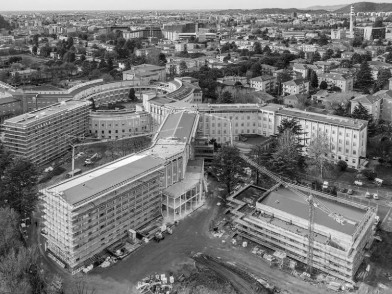 cantiere università cattolica di brescia foto in bianco e nero