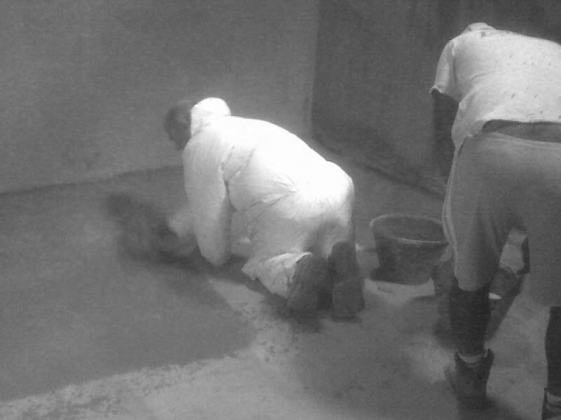 foto in bianco e nero cementi speciali posa da parte di operai