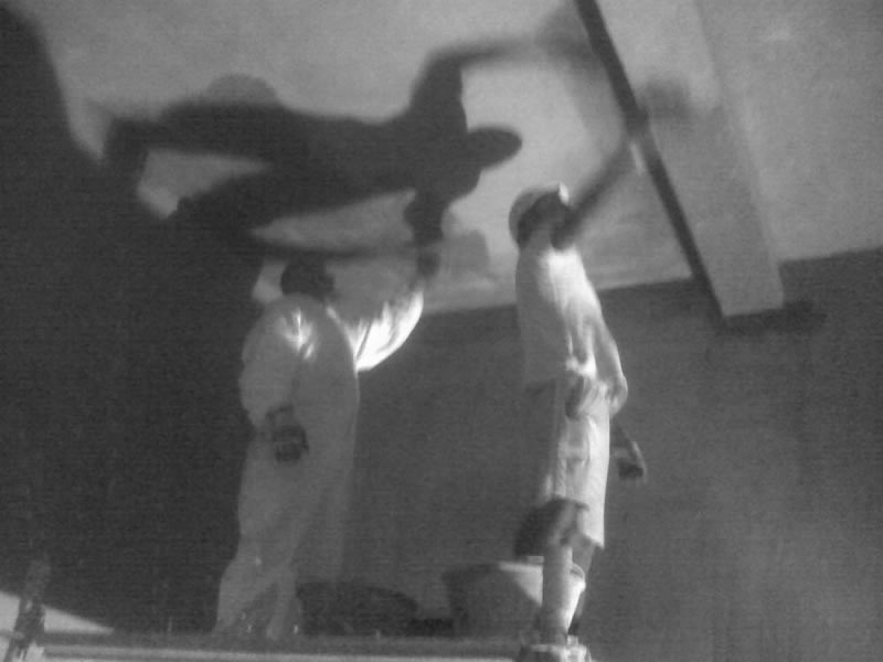 foto in bianco e nero fase di imbiancatura da parte di operai