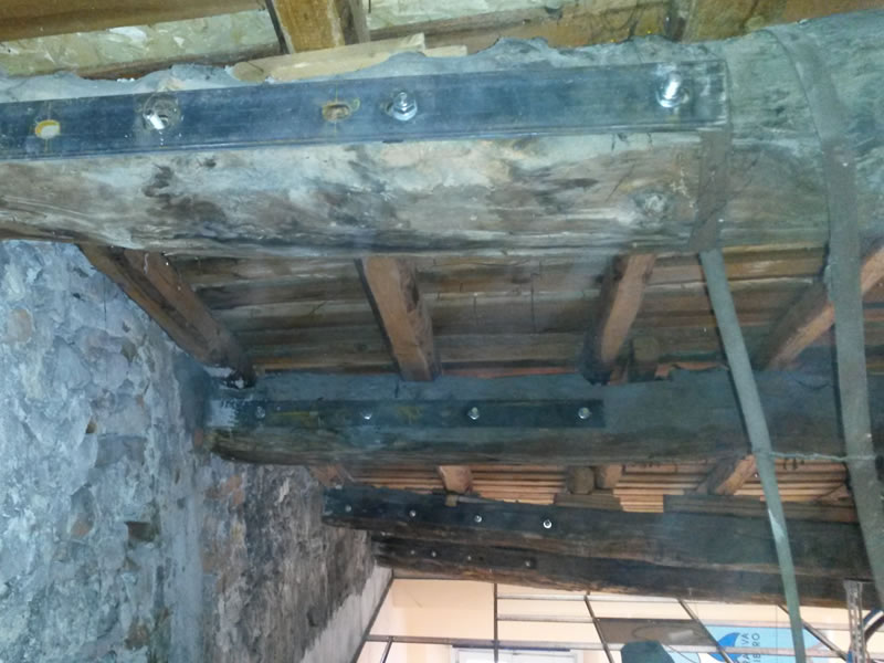 sostegni su pilastri legno tetto
