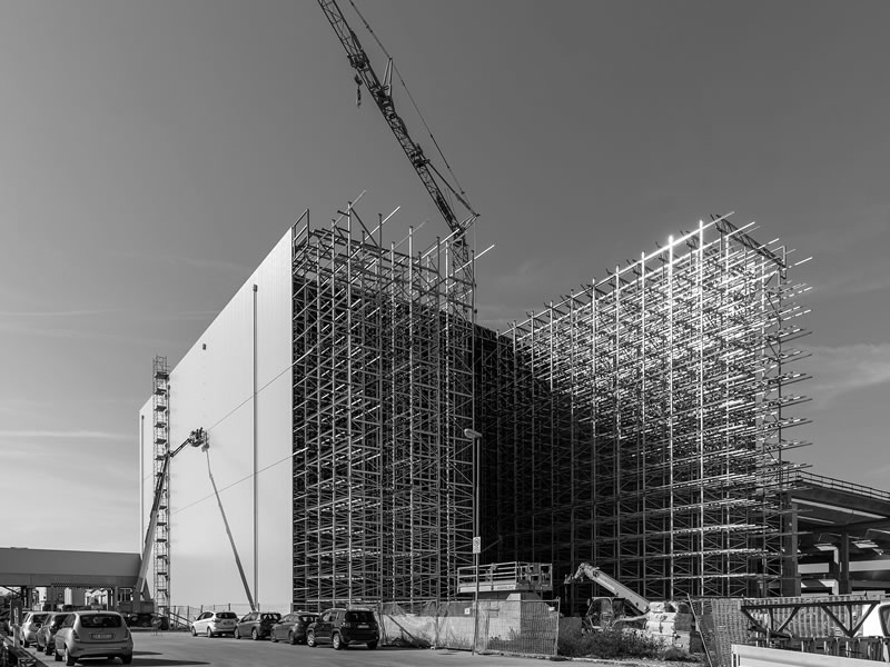 bianco e nero cantiere edile con strutture tubulari