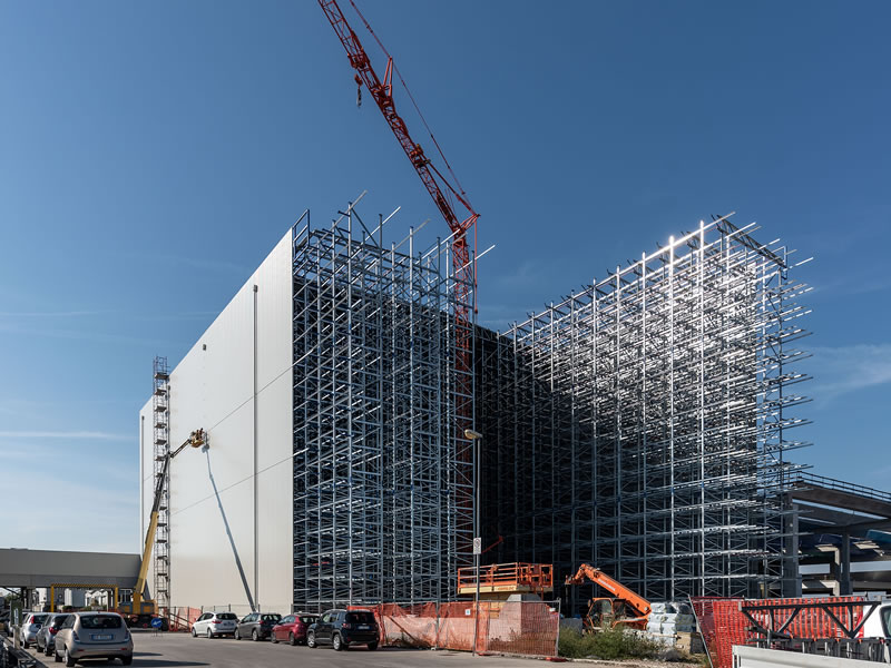 cantiere edile con strutture tubulari