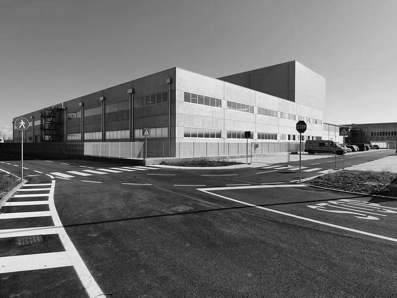strada con sede azienda industriale in bianco e nero