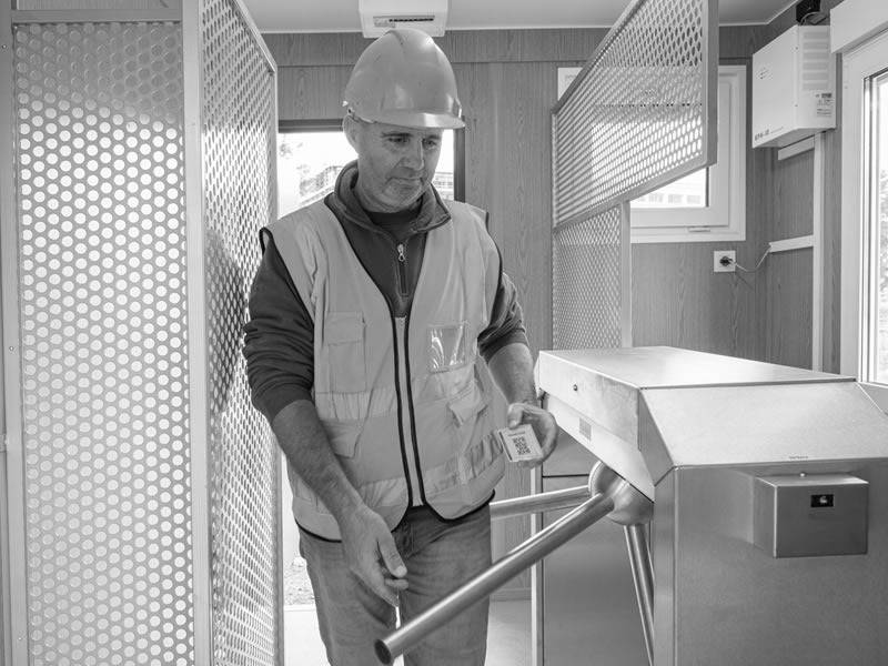 operaio deldossi entra in cantiere, foto in bianco e nero