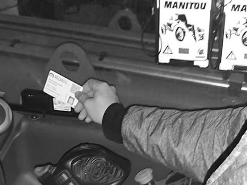uomo tiene in mano badge ditta deldossi - bianco e nero