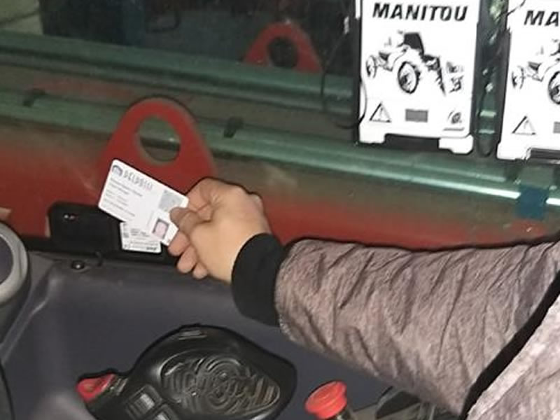 uomo tiene in mano badge ditta deldossi
