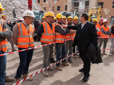 operai a ridosso del cantiere dell'Università Cattolica di Brescia