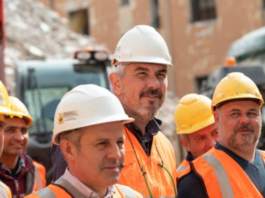 foto di operai con elmetti in testa