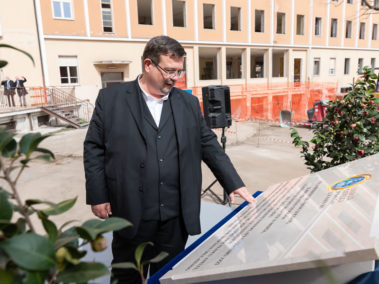 targa lavori su Università Cattolica di Brescia