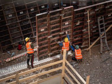 operai mentre lavorano nel cantiere dell'Università Cattolica di Brescia