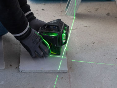 taglio pietra con laser, da parte di operai della ditta deldossi