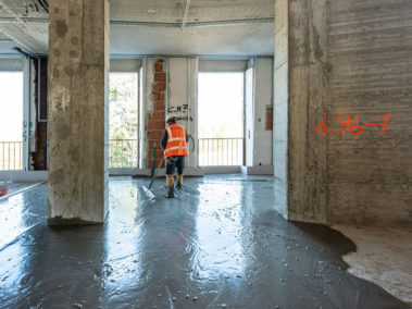 spargimento bitume su cantiere della ditta deldossi