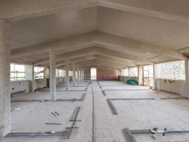 lavori sulla pavimentazione nel cantiere dell'Università Cattolica di Brescia