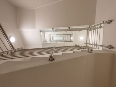 scalinate bianche vista dall'alto