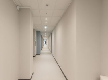 corridoio bianco ristrutturato