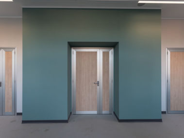 porte e particolare di un ingresso all'Università Cattolica di Brescia