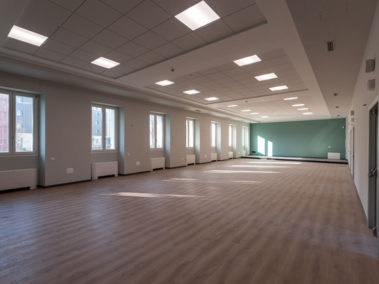 ampio salone con parquet ristrutturato