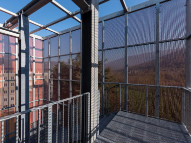 particolare di scalinata con griglie in ferro