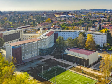 vista dell'Università Cattolica di Brescia con palazzi e campetto da calcio