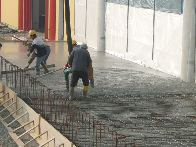 posa di cementi per realizzazione pavimento fibrorinforzato