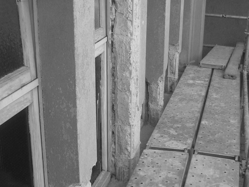 foto in bianco e nero cantiere lavoro deldossi su un bene vincolato