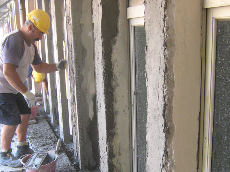 operaio al lavoro per risanare un edificio