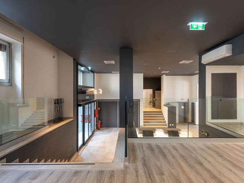 edificio commerciale interno ristrutturato con parquet