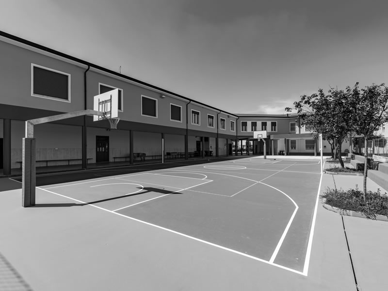 foto in bianco e nero campetto da basket ristrutturato