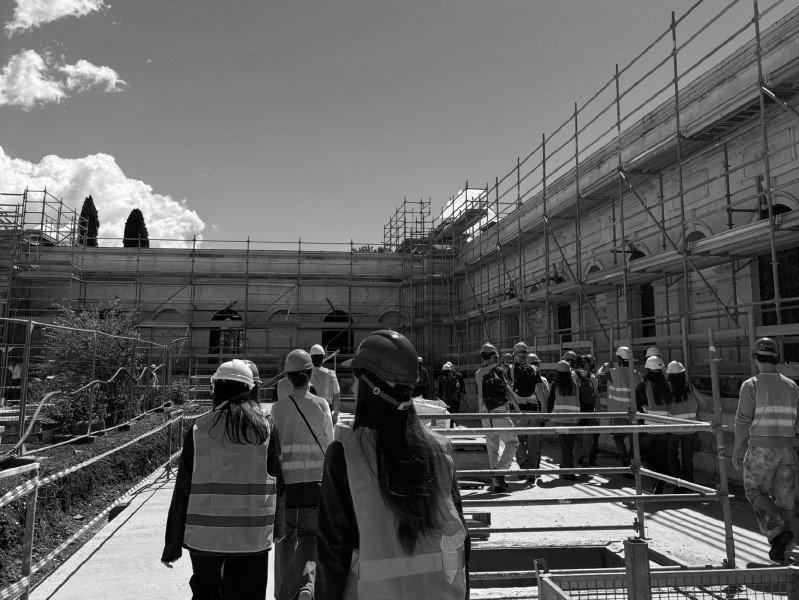 Studenti del corso di laurea in Ingegneria Edile-Architettura dell'Università degli Studi di Brescia in visita al cantiere del Cimitero Vantiniano con il Gruppo Deldossi