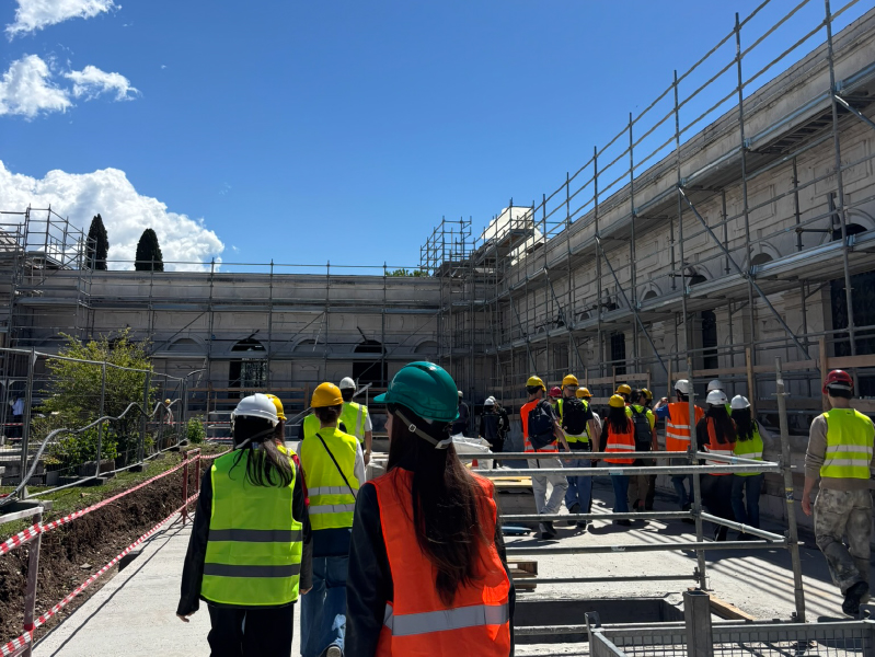 Studenti del corso di laurea in Ingegneria Edile-Architettura dell'Università degli Studi di Brescia in visita al cantiere del Cimitero Vantiniano con il Gruppo Deldossi