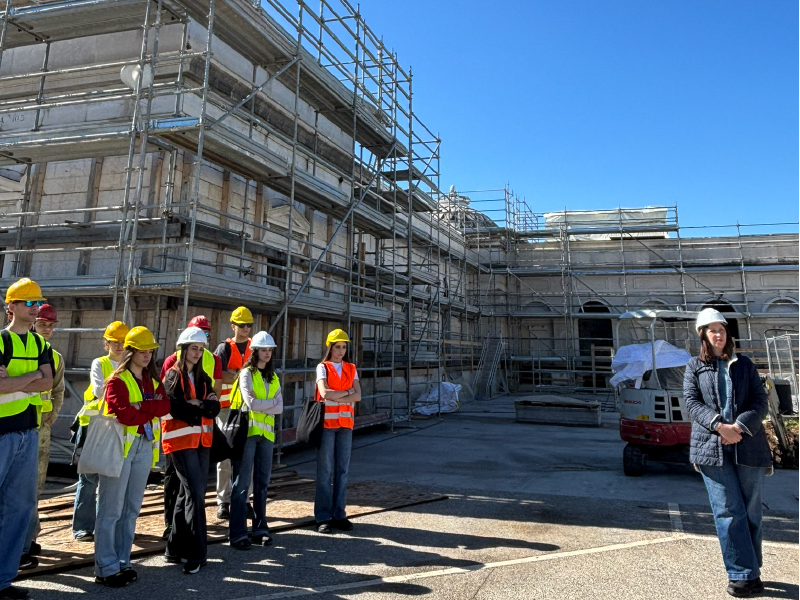 Studenti del corso di laurea in Ingegneria Edile-Architettura dell'Università degli Studi di Brescia in visita al cantiere del Cimitero Vantiniano con il Gruppo Deldossi