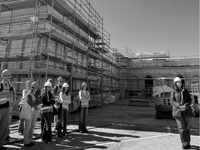Studenti del corso di laurea in Ingegneria Edile-Architettura dell'Università degli Studi di Brescia in visita al cantiere del Cimitero Vantiniano con il Gruppo Deldossi