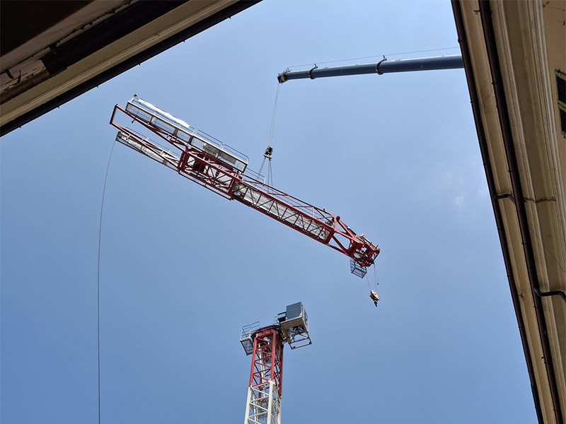 Montaggio gru cantiere ex Caserma S. Gnutti