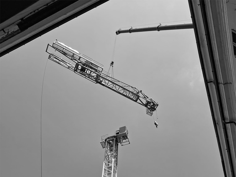 Montaggio gru cantiere ex Caserma S. Gnutti