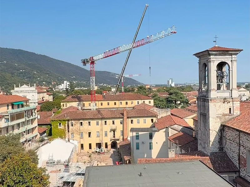 Montaggio gru cantiere ex Caserma S. Gnutti