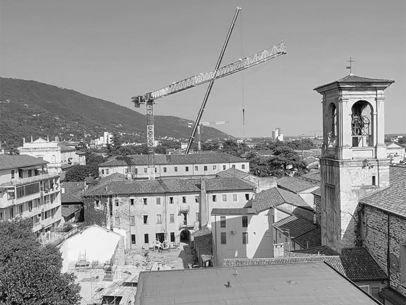 Montaggio gru cantiere ex Caserma S. Gnutti