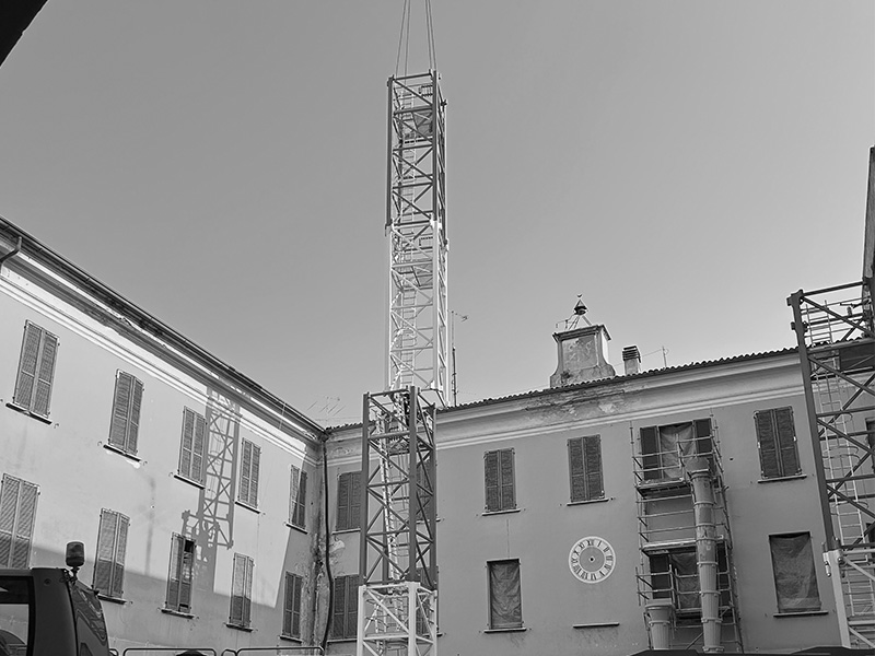 Montaggio gru cantiere ex Caserma S. Gnutti